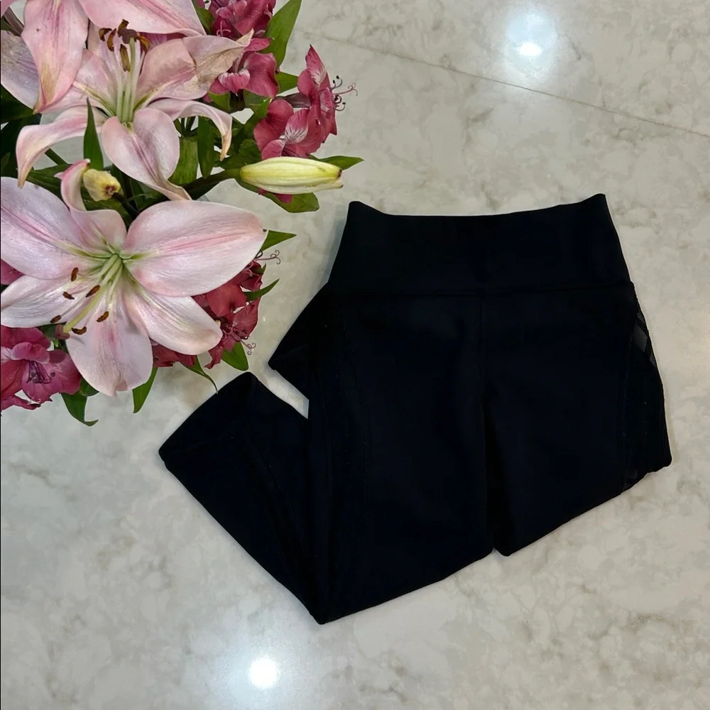 Lululemon Fresh in Mesh - Crop Leggings